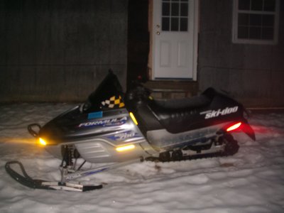 Picture of trad 2000 skidoo for car or something